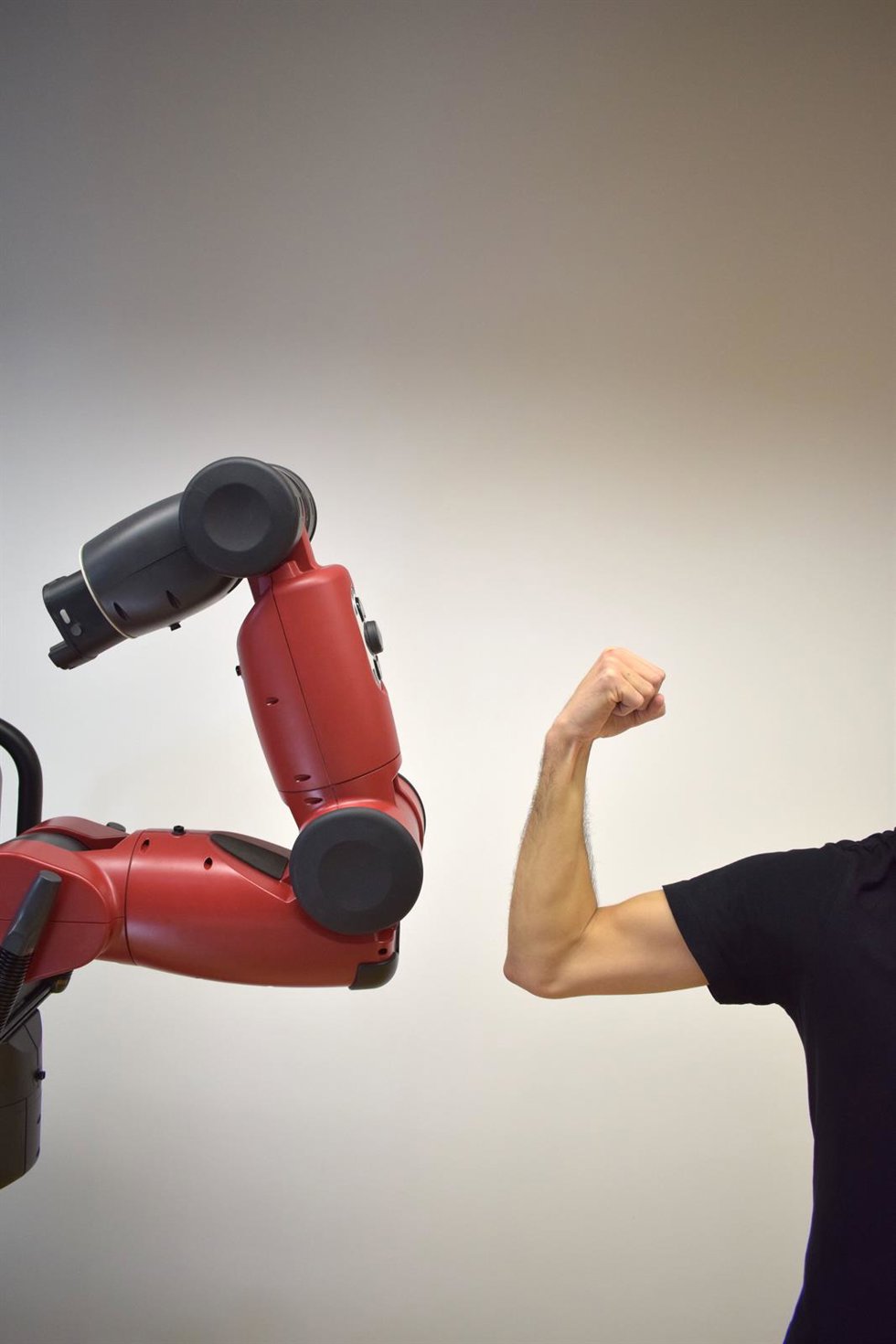 La UGR lidera el diseño de un controlador que permite a un robot imitar la neuromecánica humana