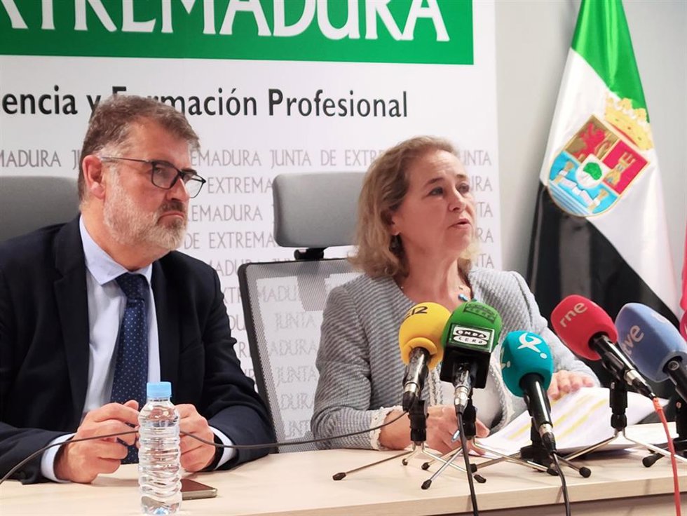 La consejra de Educación, Ciencia y Formación Profesional, Mercedes Vaquera, acompañada por el director general de Personal Docente, David Moreno Rego, anuncia la fecha de oposiciones de Secundaria.