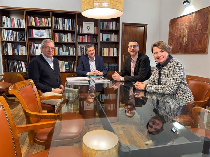 El conseller de Turismo, Cultura y Deportes, Jaume Bauzà se reúne con los portavoces del PP en el Parlament Sebastià Sagreras y Marga Durán.