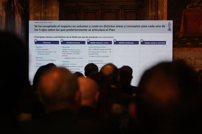 Información y asistentes al Plan de Recueración de la Generalitat tras la dana