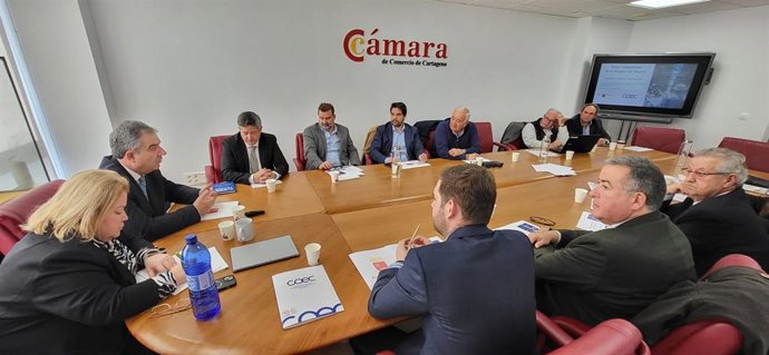 El consejero de Medio Ambiente, Universidades, Investigación y Mar Menor, Juan María Vázquez, durante la reunión de trabajo con la presidenta de COEC, Ana Correa, y miembros de su Comisión Ejecutiva, para abordar el Plan Industrial de la Región de Murcia