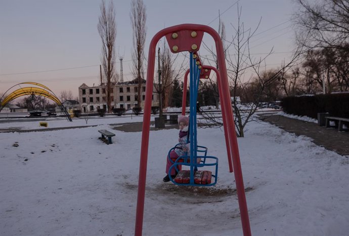 24 de fevereiro de 2025, Kiev, Ucrnia: Crianas brincam na neve em Borodyanka, Ucrnia, em 24 de fevereiro de 2025 - o terceiro aniversário da invaso em grande escala.