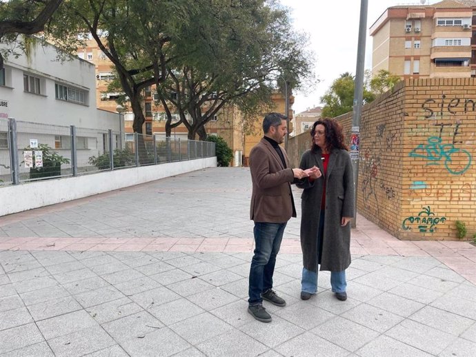 La parlamentaria andaluza por el PSOE de Huelva y portavoz en la Comisión de Desarrollo Educativo y Formación Profesional en la Cámara autonómica, Susana Rivas, en laa puerta del CEIP Doce de Octubre.