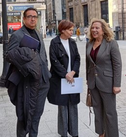 (De Dcha A Izda) La Consejera De Transición Ecológica, Industria Y Comercio Del Principado, Belarmina Díaz, La Alcaldesa De Gijón, Carmen Moriyón, Y El Director General De Comercio Y Artesanía Del Gobierno Asturiano, Julio González Zapico.