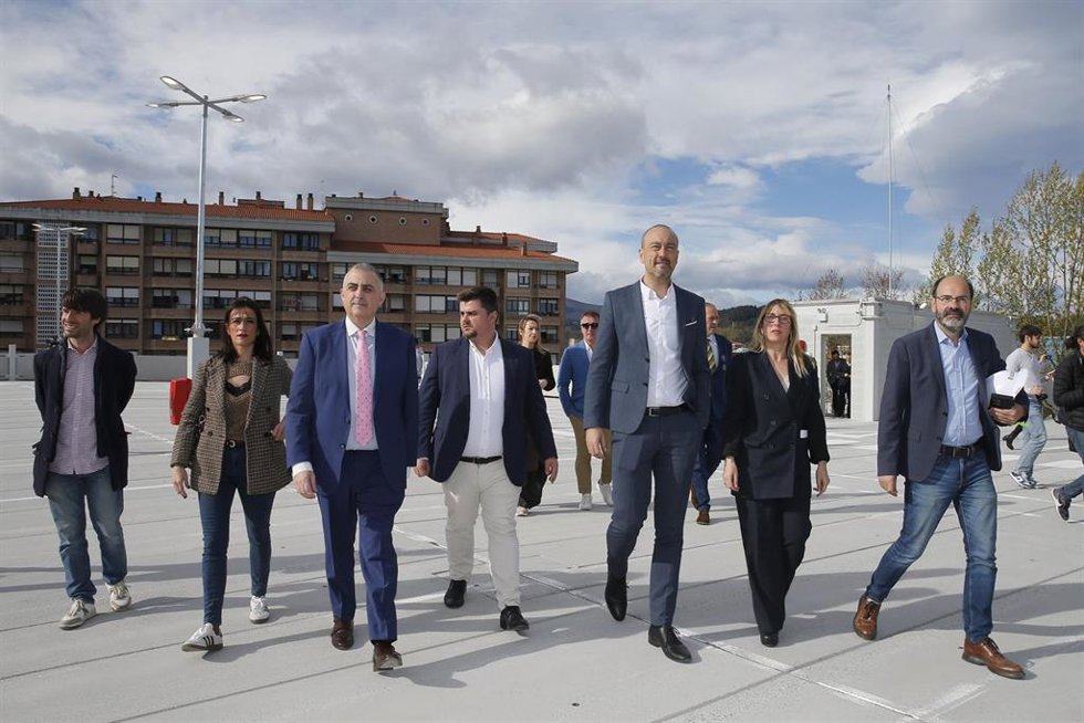 El consejero de Fomento, Roberto Media; el alcalde de Torrelavega, Javier López Estrada; y la delegada del Gobierno, Eugenia Gómez de Diego, entre otros, visitan las obras del parking de La Carmencita