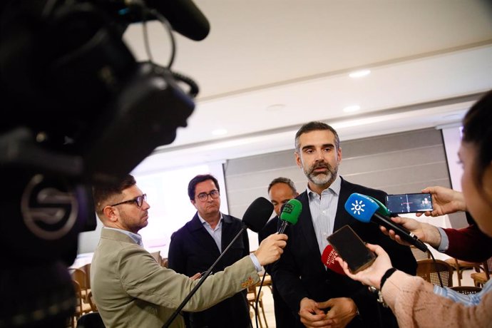 El consejero andaluz de Agricultura, Pesca, Agua y Desarrollo Rural de la Junta de Andalucía, Ramón Fernández-Pacheco, atiende a los medios de comunicación en El Ejido, Almería.