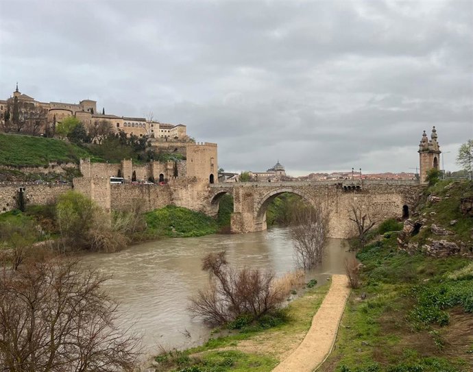 El río Tajo a su paso por Toledo.