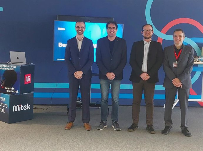 El secretario de Empresa de la Generalitat y consejero delegado de Acció, Jaume Baró, visita la empresa Mitek Systems