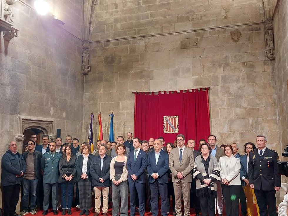 El Consolat acoge un sentido minuto de silencio por el asesinato machista de una mujer en Puigpunyent