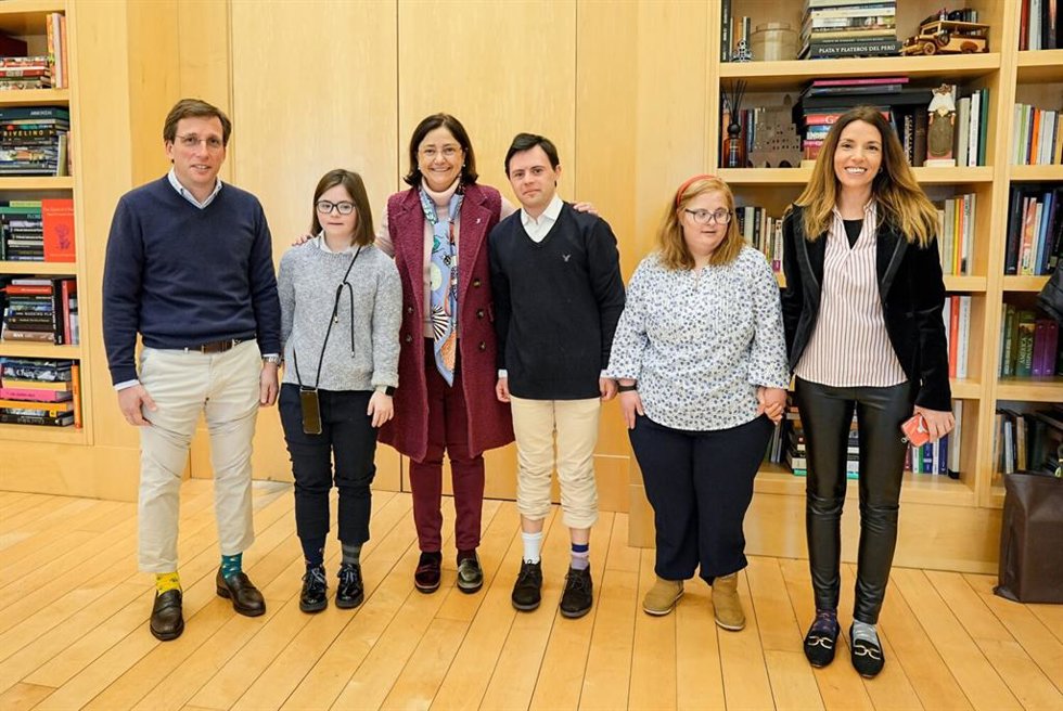 El alcalde de Madrid, José Luis Martínez-Almeida, con calcetines desparejados, conciencia desde Cibeles sobre el síndrome de Down