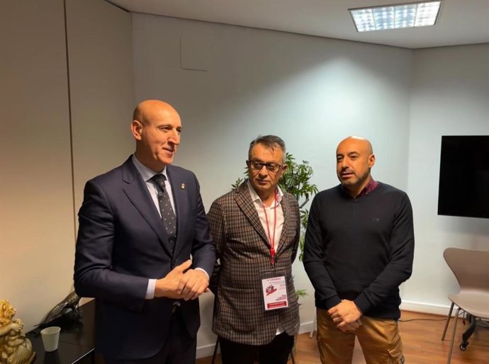 De izquierda a derecha: el alcalde de León, el líder provincial de UGT y el secretario general de UGT Castilla y León