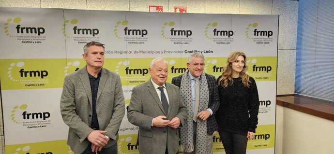 El consejero de Cultura, Turismo y Deporte, Gonzalo Santonja, junto al vicepresidente tercero de la FRMP, José María Bravo, y la viceconsejera de Acción Cultural, Mar Sancho
