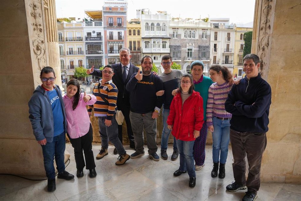 Sanz da la bienvenida a alumnos con autismo y síndrome de Down que inician prácticas en el Ayuntamiento.