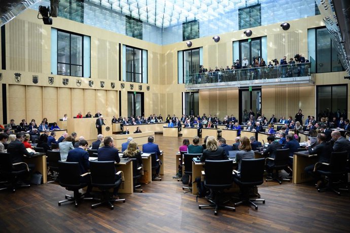 21 de março de 2025, Berlim: Winfried Kretschmann, Ministro Presidente de Baden-Württemberg, discursa na sessão plenária do Bundesrat alemão. Durante sua sessão, a câmara dos estados federais discutirá, entre outras coisas, a reforma do freio da dívida