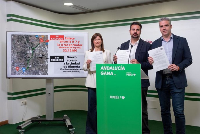 La concejala del PSOE en Almería, Fátima Herrera, junto al parlamentario autonómico Mateo Hernández y el alcalde de Viator, Manuel Jesús Flores, durante la rueda de prensa.