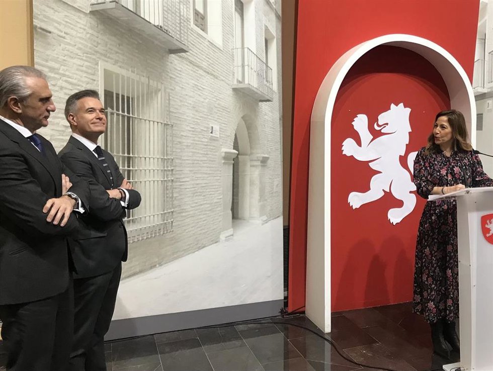 La alcaldesa de Zaragoza, Natalia Chueca, pesenta un proyecto de construcción industrializada de vivienda en Torrero