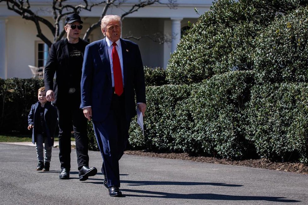El presidente de Estados Unidos, Donald Trump, seguido del empresario y aliado Elon Musk