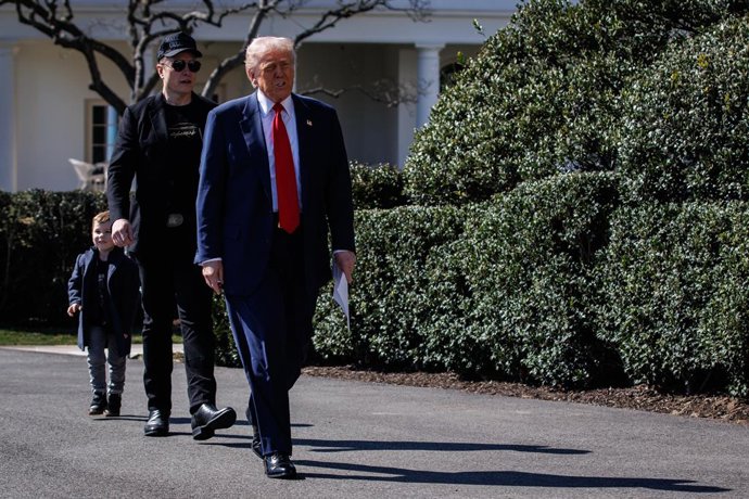 11 de março de 2025, Washington, Distrito de Columbia, EUA: O presidente dos Estados Unidos, Donald Trump, caminha em direção a um grupo de veículos da Tesla com Elon Musk, CEO da Tesla e conselheiro sênior do presidente dos Estados Unidos, e seu filho, X