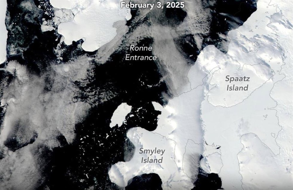 Iceberg A-84 en el centro de la imagen