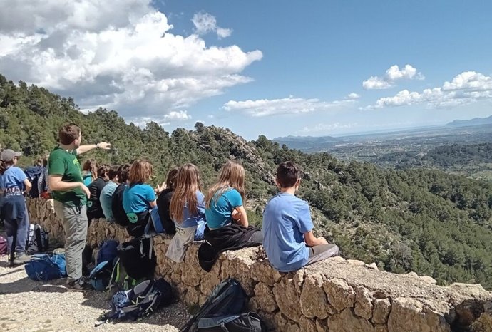 Miembros del GOB imparten un taller a estudiantes.