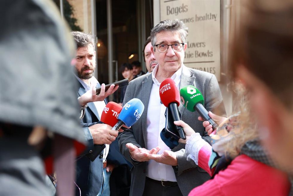 El portavoz del PSOE en el Congreso, Patxi López, este viernes en Sevilla en declaraciones a los medios de comunicación.