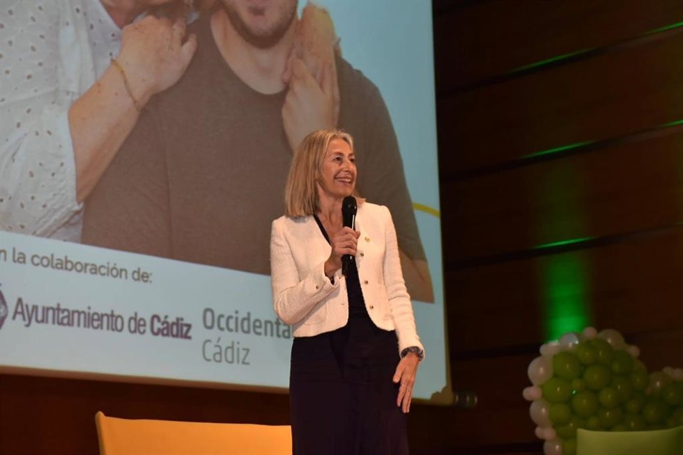 La consejera de Salud y Consumo de la Junta de Andalucía, Rocío Hernández, interviene en el VI Congreso de Pacientes con Cáncer y Familiares que se celebra este viernes en Cádiz