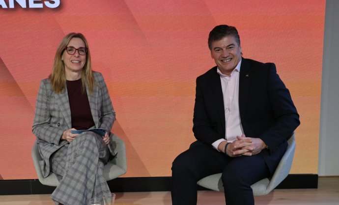 La rectora de la UOC, Àngels Fitó, y el presidente de Pimec, Antoni Cañete.