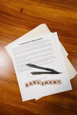 Bolígrafo Negro Sobre Papel De Impresora Blanco