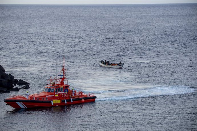 Archivo - Un cayuco a su llegada al puerto de La Restinga, a 7 de diciembre de 2024, en El Hierro, Canarias (España). Un cayuco ha llegado con cerca de 80 personas a las inmediaciones del puerto de La Restinga por sus propios medios, y luego ha sido escol