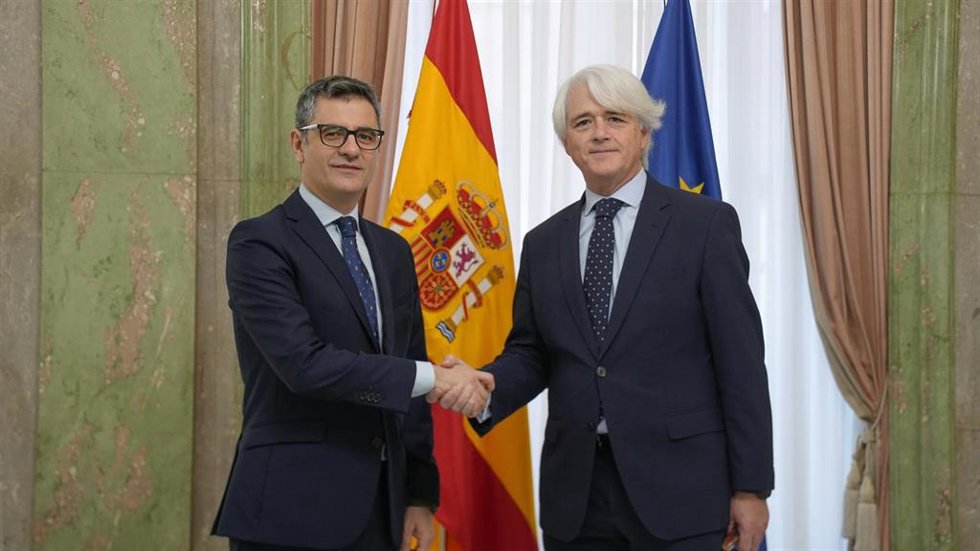 El ministro de Presidencia, Justicia y Relaciones con las Cortes, Félix Bolaños, y el presidente del Consejo General de la Abogacía Española, Salvador González.