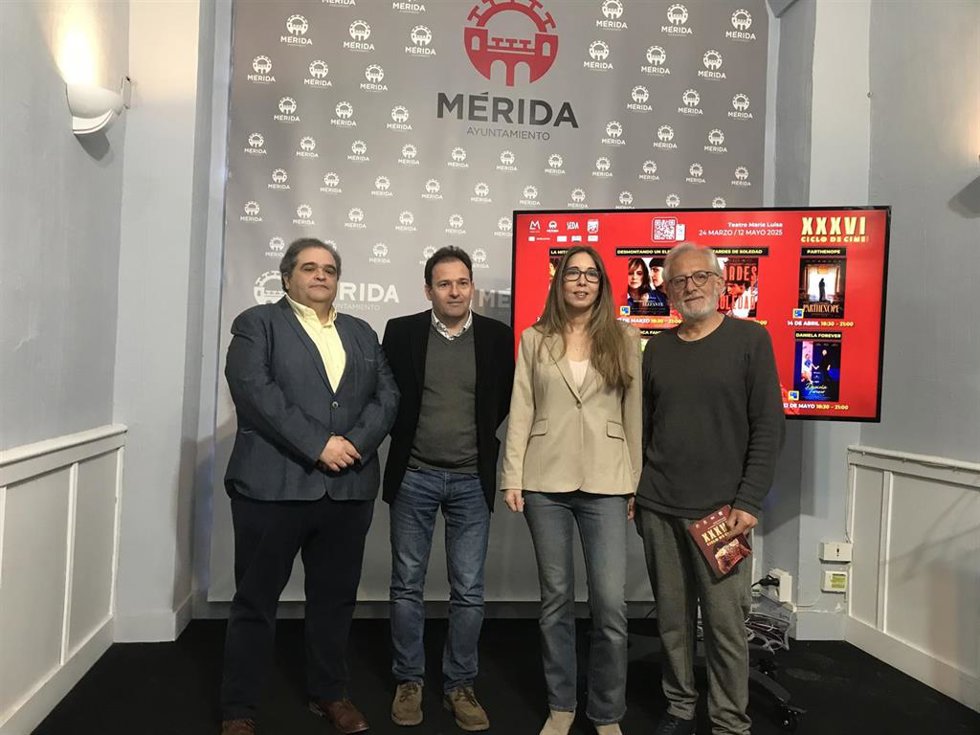 David Garrido, Antonio Vélez, Amalia Pérez y Ángel Briz, en la presentación de un nuevo ciclo del Cine Club Forum.