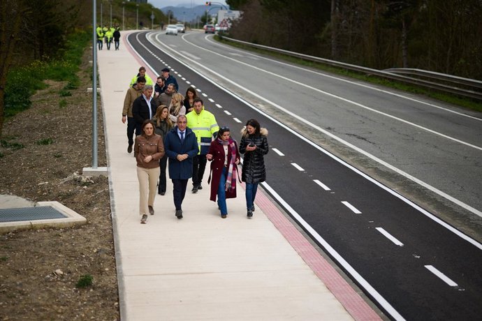 El consejero Chivite y la delegada del Gobierno recorren el nuevo carril bici que conecta Burlada, Huarte y Sarriguren.