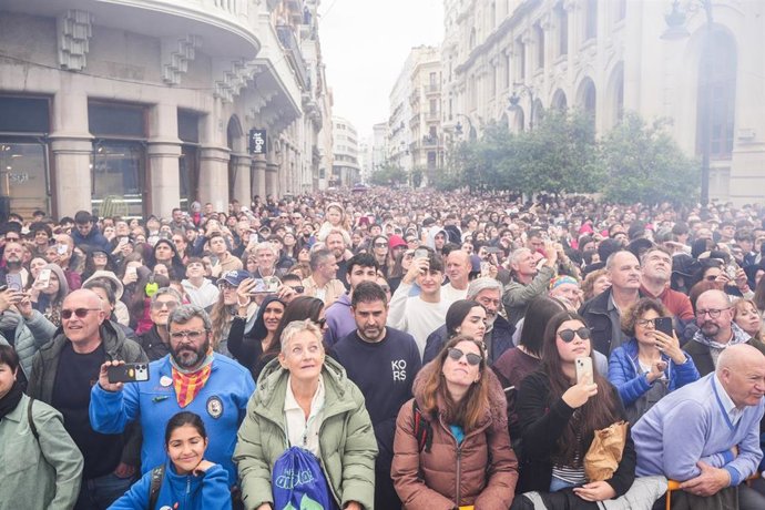Decenas de personas durante una 'mascletà' de las Fallas 2025