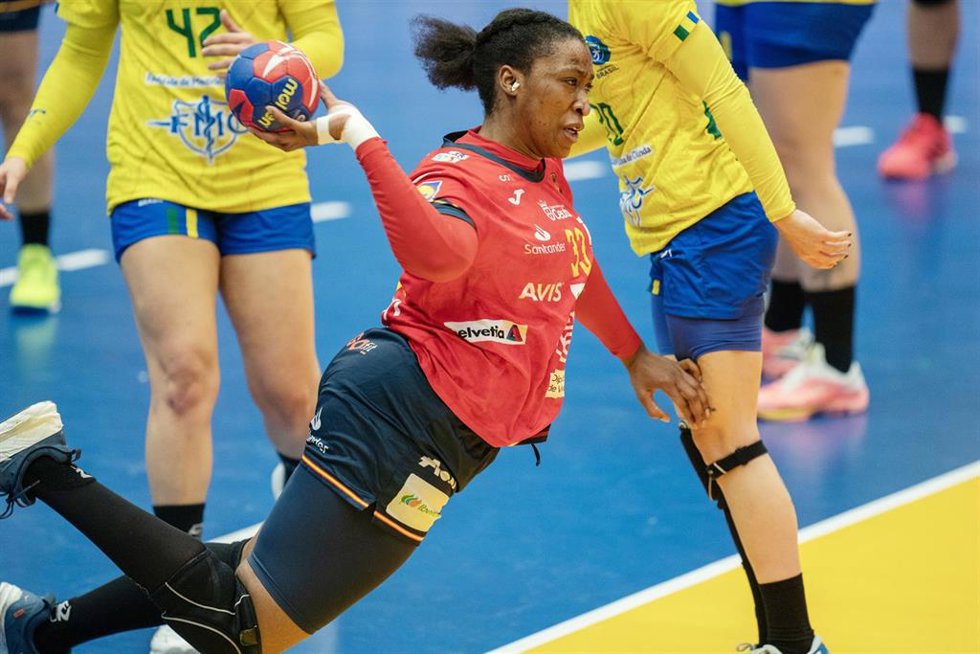 Archivo - Kaba Gassama con la selección española femenina de balonmano