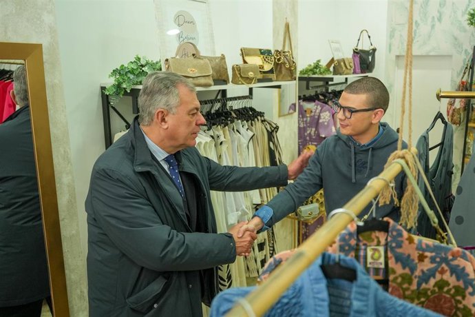 Sanz con uno de los comerciantes de Pagés del Corro