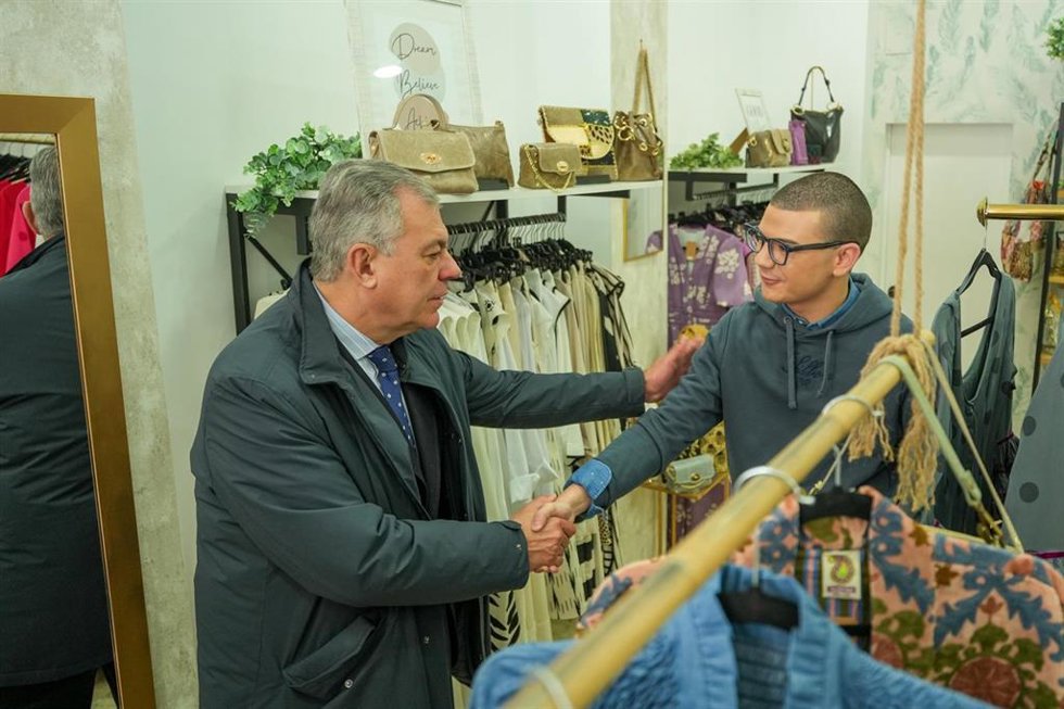 Sanz con uno de los comerciantes de Pagés del Corro