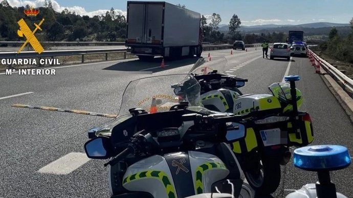 Investigan a un conductor de 62 años por causar un accidente con una conducción temeraria en Almería.