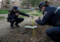 El artefacto pirotécnico explotado en un solar de València deja un socavón de más de un metro de ancho y medio de hondo