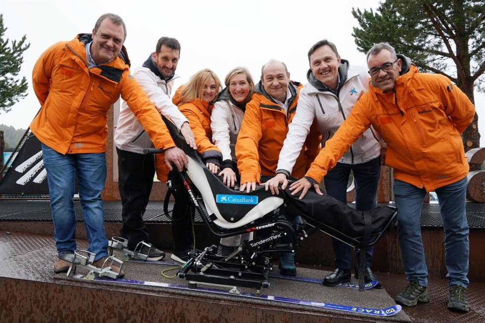 Foto de familia con material adaptado que ofrece La Molina para promover el esquí en personas con discapacidad