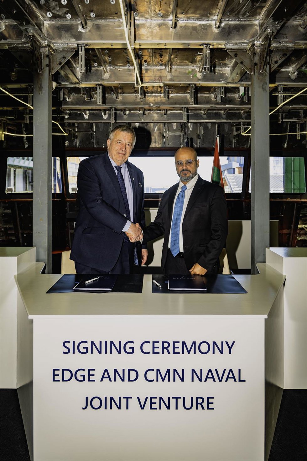 De izquierda a derecha: el presidente de CMN Naval, Pierre Balmer, y el consejero delegado de Edge Group, Hamad Al Marar, durante la firma de la 'joint venture' AD Naval para la construcción de corbetas y patrulleras.