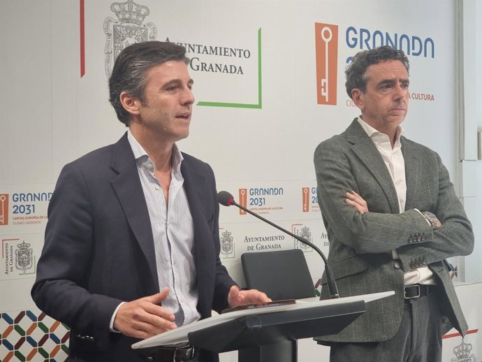 El portavoz del gobierno local de Granada, Jorge Saavedra, y el concejal de Urbanismo, Enrique Catalina.