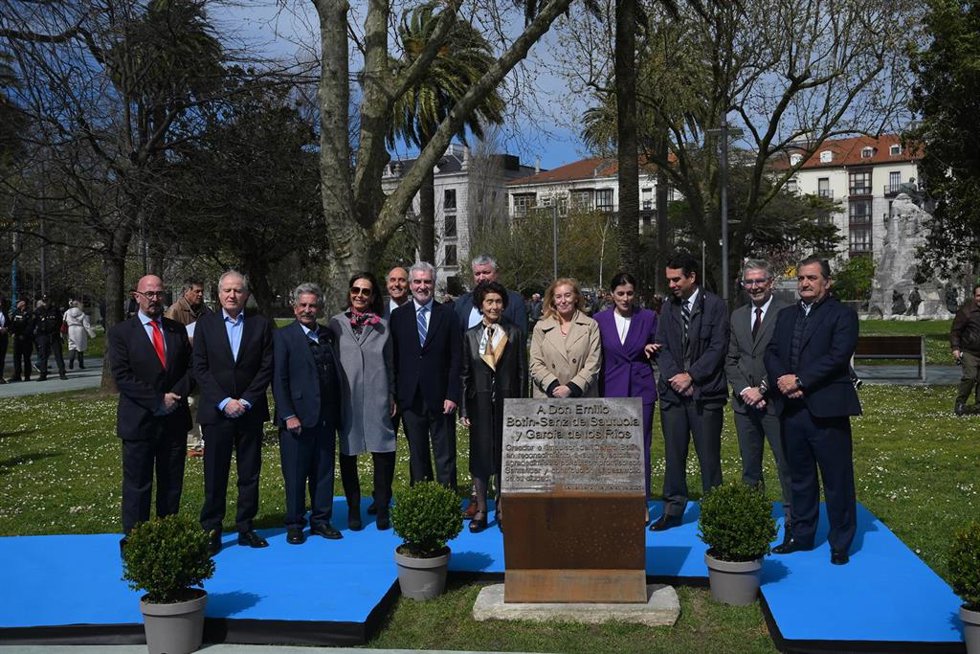 La viuda de Emilio Botín, Paloma O'Shea, la alcaldesa de Santander, Gema Igual, y la hija de Emilio Botín, Ana Patricia Botín,durante la inauguración de la Plaza Emilio Botín-Sanz de Sautuola, en los Jardines de Pereda 