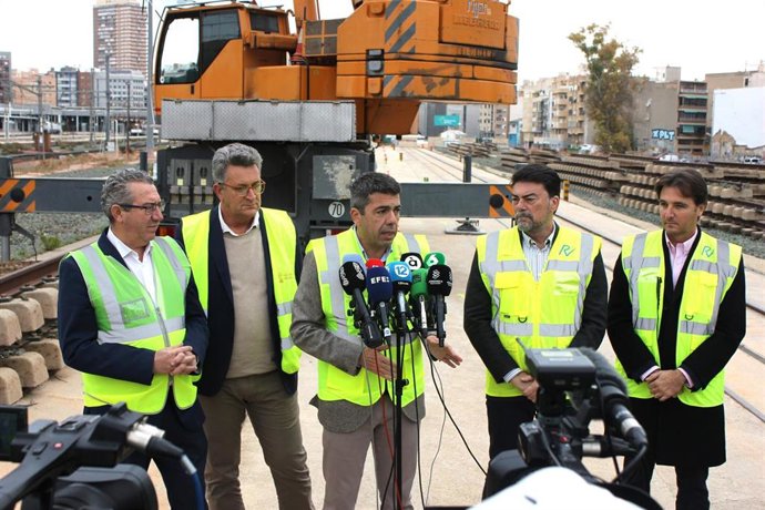 De izquierda a derecha: el presidente de la Diputación de Alicante, Toni Pérez; el conseller de Infraestructuras, Vicente Martínez Mus; el 'president' de la Generalitat, Carlos Mazón; el alcalde de Alicante, Luis Barcala, y el concejal Carlos de Juan.