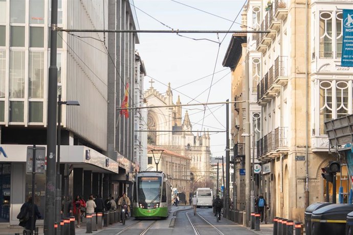 Catenarias del tranvía en la calle General Álava