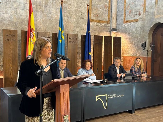 La vicepresidenta del Principado, Gimena Llamedo, durante su intervención hoy en Cangas de Onís en la asamblea general de la Federación Asturiana de Concejos (FACC).