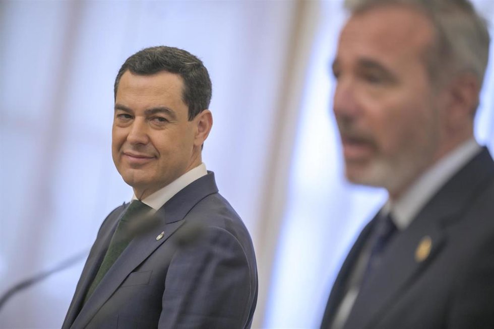 El presidente de la Junta de Andalucía, Juan Manuel Moreno, durante una rueda de prensa posterior a un encuentro con el presidente del Gobierno de Aragón, en el Palacio de la Presidencia, a 21 de marzo de 2025, en Zaragoza, Aragón (España). Juanma Moren