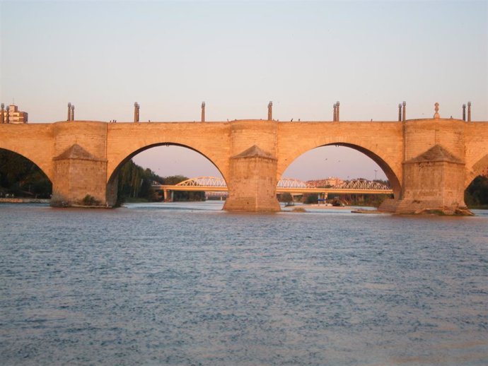 Archivo - Puente de Piedra sobre el Ebro