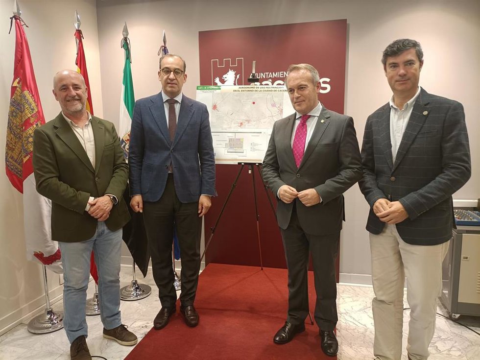 El alcalde de Cáceres, Rafael Mateos, junto al consejero de Infraestructras, Manuel Martín, en la presentación del aeródromo