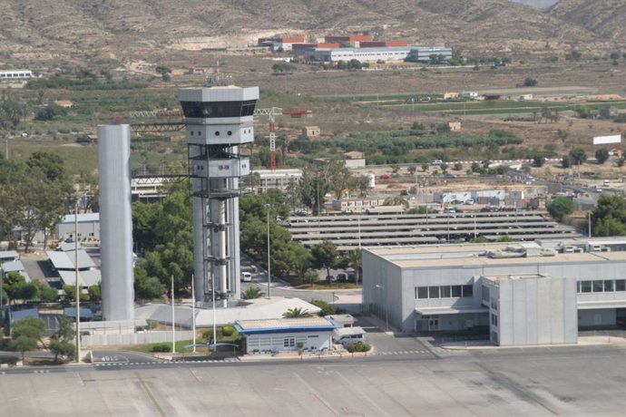 Archivo - Imatge d'una torre de control aeroportuària