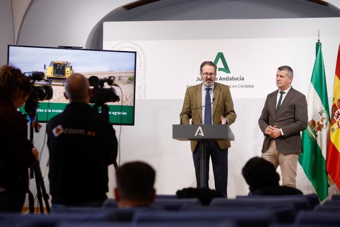 Adolfo Molina interviene en la rueda de prensa, junto a Francisco Acosta.